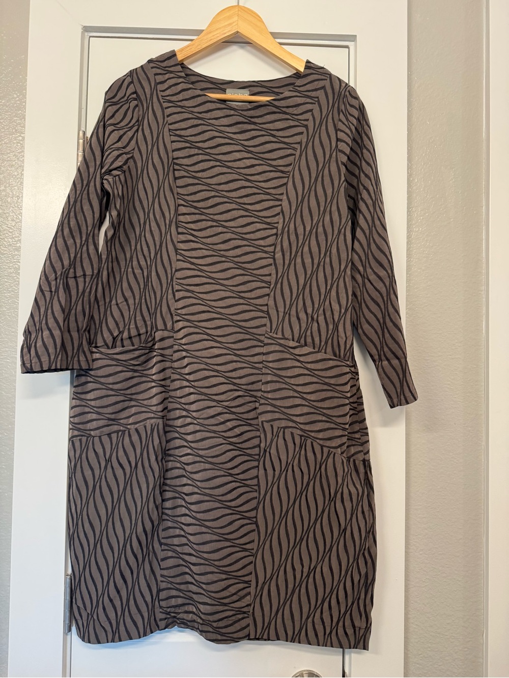 Long Sleeve Taupe & Black Wave-Print Shift Dress